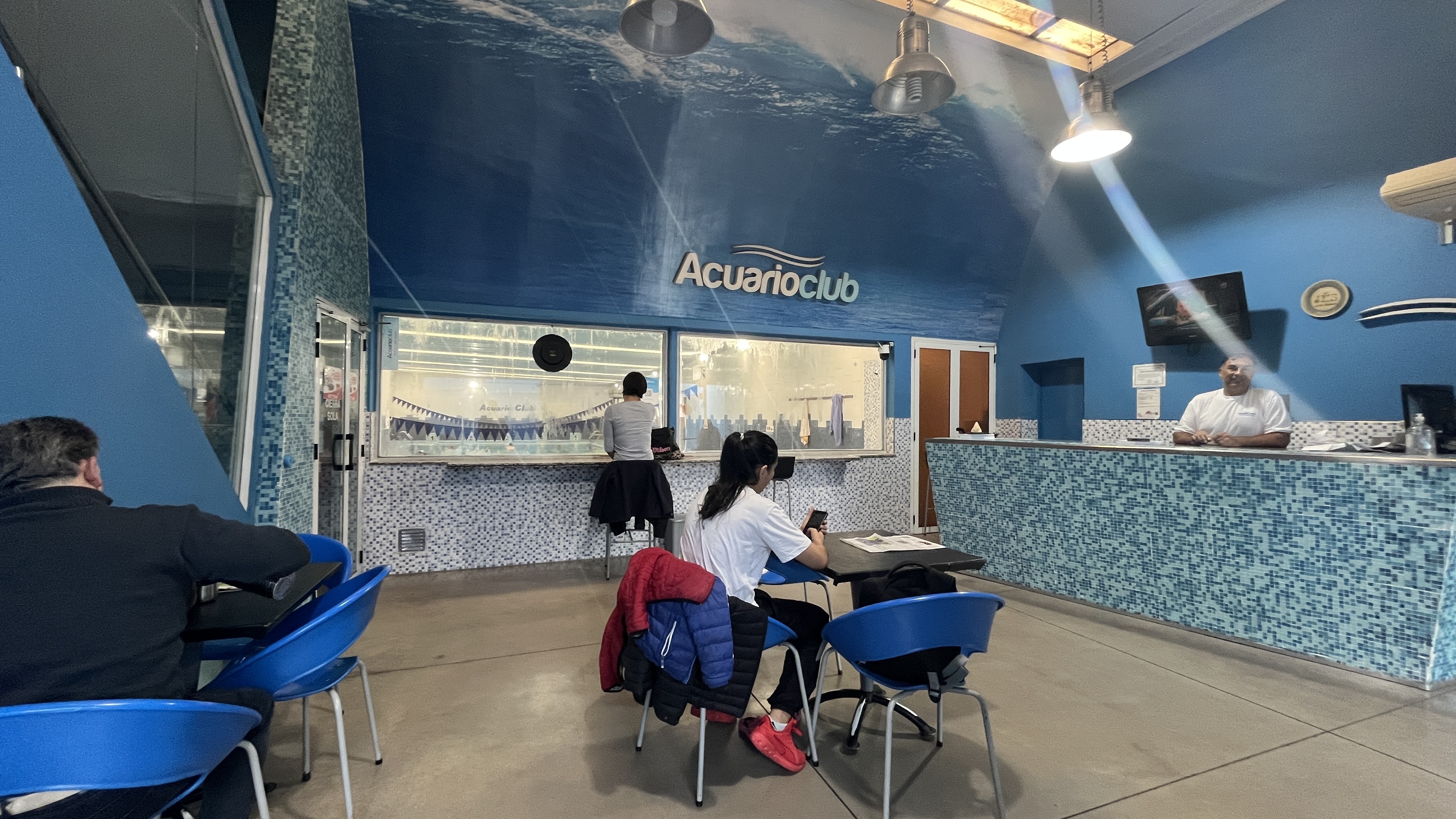 Recepción Acuario Club con vista a la pileta